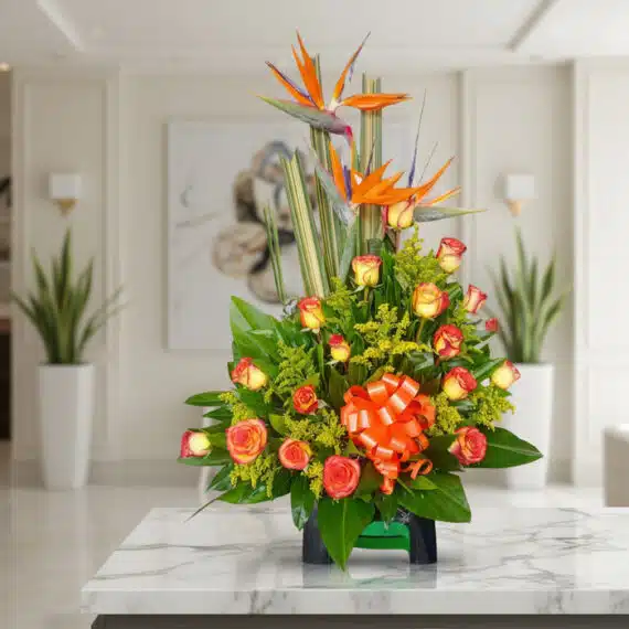 Arreglo Floral Exótico Esplendor: Lujo y Frescura para tu Hogar Arreglo floral exótico Esplendor con aves del paraíso y rosas, sobre mesa de mármmol en un elegante lobby de hotel boutique.