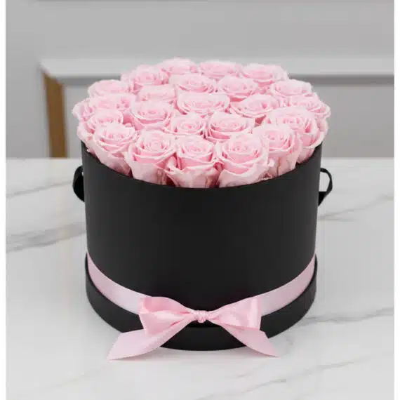 Arreglo Floral Francesca: 21 Rosas Rosadas en Elegante Cilindro Arreglo floral Francesca con 21 rosas rosadas preservadas en una caja cilíndrica negra con lazo rosa, ideal para regalo.