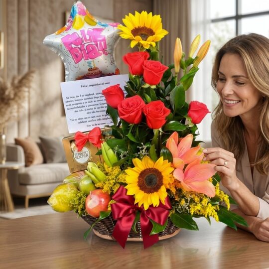 Mujer elegante admirando un arreglo floral con rosas rojas, girasoles, lirios, frutas kiwano y chocolates Ferrero en un hogar