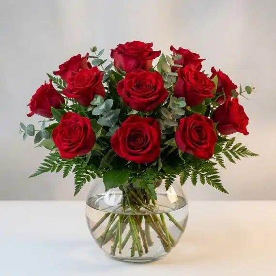 Arreglo Floral Graziella: 12 Rosas Rojas Frescas para Enviar Hoy Arreglo floral Graziella con 12 rosas rojas frescas en un jarrón de cristal, ideal para regalar en cualquier ocasión especial