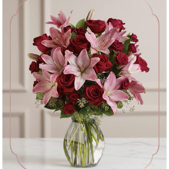 Arreglo floral Nabila con 30 rosas rojas y lirios rosados en un jarrón de cristal, ideal para ecommerce.