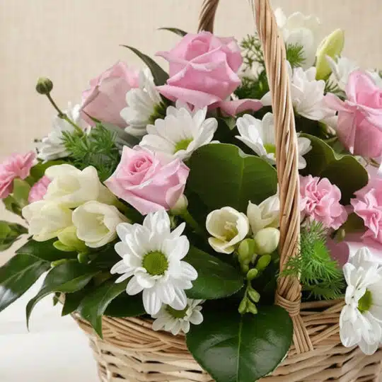 Primer plano extremo del Arreglo Floral RACHELE, mostrando la textura hiperrealista de 12 rosas rosadas, margaritas blancas y