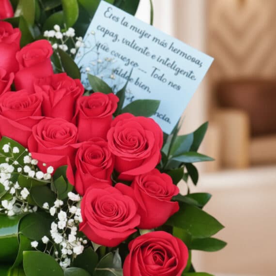 Primer plano extremo de un arreglo floral con rosas rojas Voluta, mostrando texturas hiperrealistas, sutiles gotas de rocío y