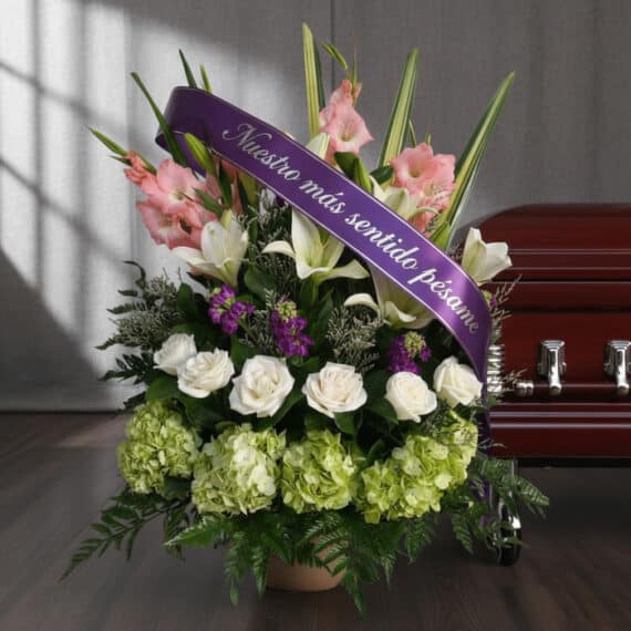 Arreglo floral fúnebre 'Te Fuiste' con lirios blancos, gladiolos rosados y hortensias verdes, adornado con una cinta morada d