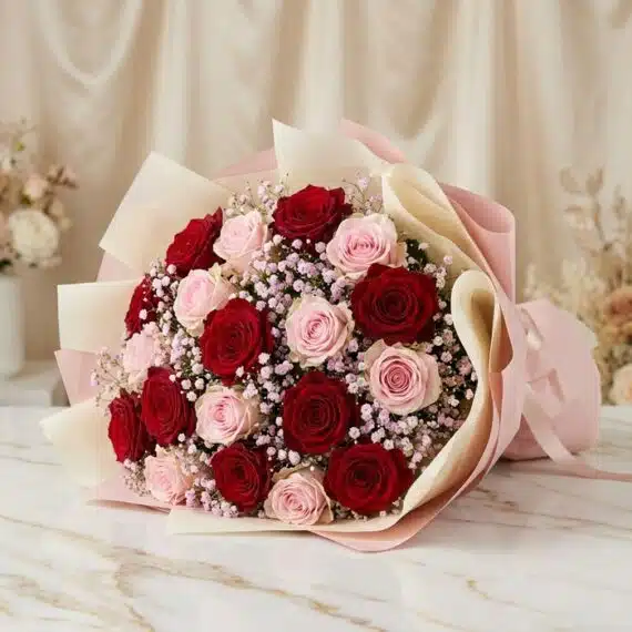 Bouquet ELETRA: Rosas Rojas y Rosadas para Expresar Amor Eterno Bouquet ELETRA con 20 rosas rojas y rosadas, envuelto en papel coreano, sobre una superficie de mármol, ideal para regalar am