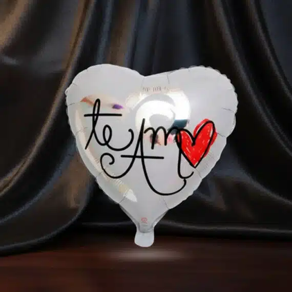 Globo metalizado en forma de corazón con la frase 'Te Amo' y un corazón rojo, ideal para expresar amor en cualquier ocasión e