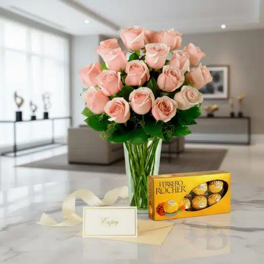Jarrón Decídete con un hermoso arreglo de rosas rosadas frescas, acompañado de una caja de chocolates Ferrero Rocher, sobre u