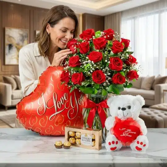Mujer sonriente y elegante admirando un gran arreglo floral de rosas rojas en un jarrón, junto a un globo de corazón, chocola