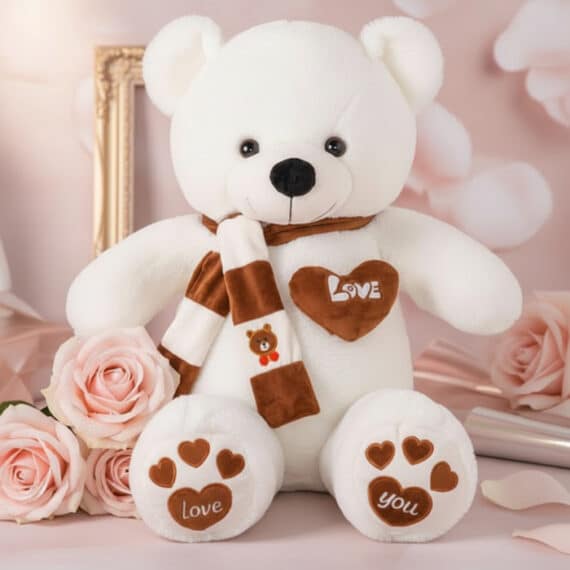 Oso de Felpa Blanco con Rosas Rosadas: El Regalo Perfecto de Amor Oso de felpa blanco con bufanda a rayas marrones y blancas, corazón bordado 'LOVE' y patas con huellas de corazón, rodeado de