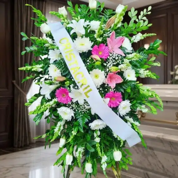 Pedestal Fúnebre Sagrado: Elegancia Floral para Homenajes Póstumos Pedestal fúnebre Sagrado con flores blancas, lirios, crisantemos y toques de gerberas rosas, en una sala de velación premium
